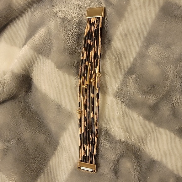 Bracelet 🎁 Animal print vegan leather magnetic closure bracelet - Picture 1 of 4